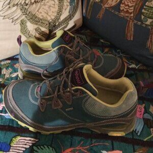 Ahnu Sz 8.5 teal colored Hiking shoes - good clean shape